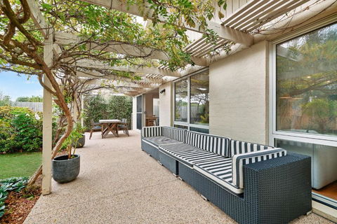 Salt Air Hideaway With Lush Backyard - New Castle Holiday 2