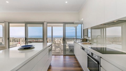 Salty Air Beachside Cottage At Killcare - New Castle Holiday 3