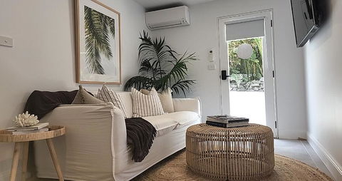 SALTY PALMS -Seaside Studio Apartment - New Castle Holiday 3