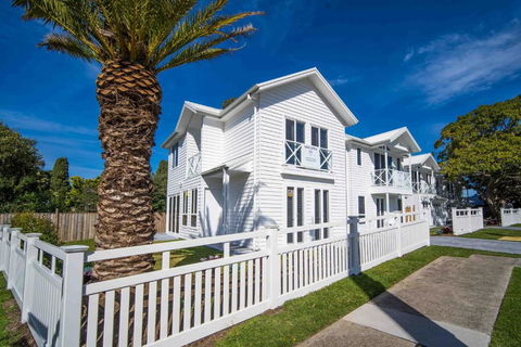 Salty Palms By The Sea - ONE - New Castle Holiday 0