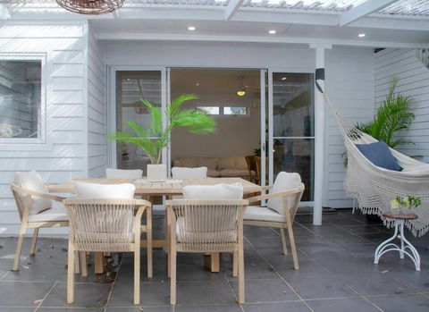 SALTY SNOOZE - Your Coastal Holiday House - New Castle Holiday 1