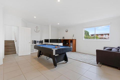 Sanctuary Lodge By Ready Set Stay - BYO LINEN & TOWELS - New Castle Holiday 1