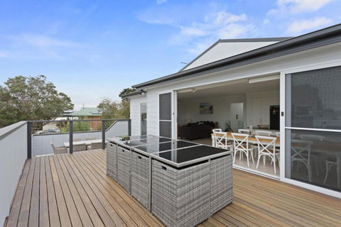 Sanctuary Lodge By Ready Set Stay - BYO LINEN & TOWELS - New Castle Holiday 0