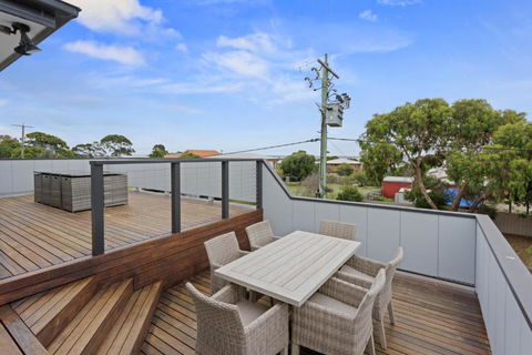 Sanctuary Lodge By Ready Set Stay - BYO LINEN & TOWELS - New Castle Holiday 3