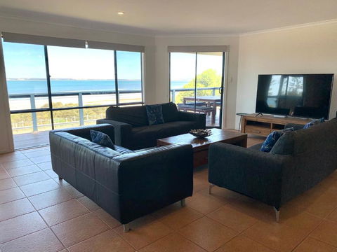 Sandcastle - A Esplanade Place, Stunning Views - New Castle Holiday 1