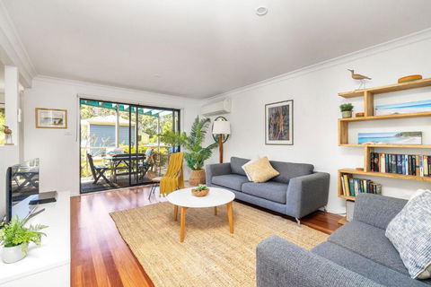 Sandpiper, Hyams Beach - New Castle Holiday 0