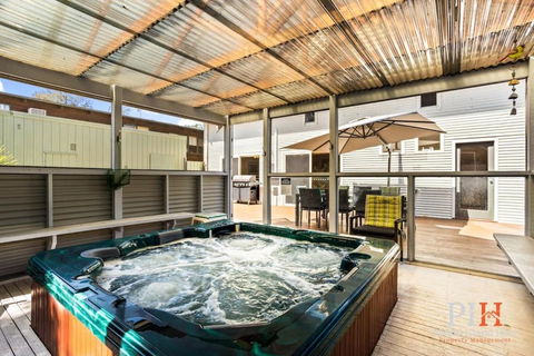 Sandy Bay Getaway W Spa 4 Bdr - New Castle Holiday 1