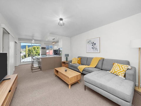 Sandy Bay Apartment With Hobart River View, Near UTAS - Stroll To Cafes And Shops - New Castle Holiday 0