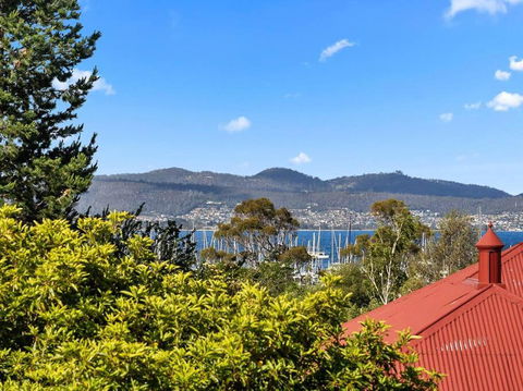 Sandy Bay Apartment With Hobart River View, Near UTAS - Stroll To Cafes And Shops - New Castle Holiday 1
