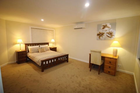 Silver House - Melbourne Airport Accommodation - New Castle Holiday 0