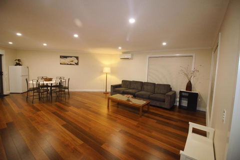 Silver House - Melbourne Airport Accommodation - New Castle Holiday 3