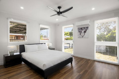 Spacious 3-Bed House With Outdoor Dining & BBQ - New Castle Holiday 1