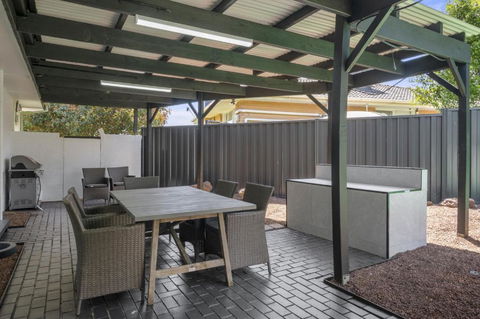 Spacious 3-Bed House With Outdoor Dining & BBQ - New Castle Holiday 3