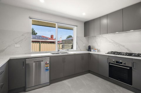 Spacious 3-Bed House With Outdoor Dining & BBQ - New Castle Holiday 2