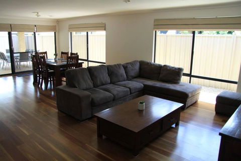 Southern River Family Accommodation. Free WiFi - New Castle Holiday 0