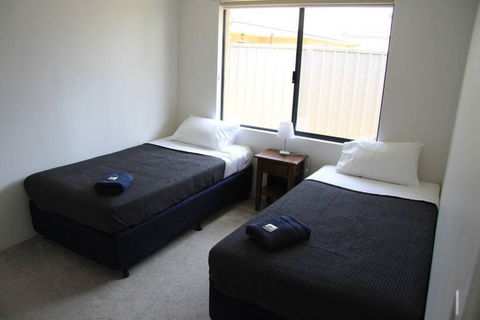 Southern River Family Accommodation. Free WiFi - New Castle Holiday 1
