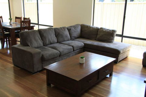 Southern River Family Accommodation. Free WiFi - New Castle Holiday 2