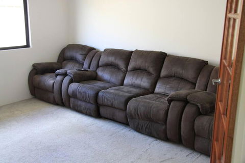 Southern River Family Accommodation. Free WiFi - New Castle Holiday 3