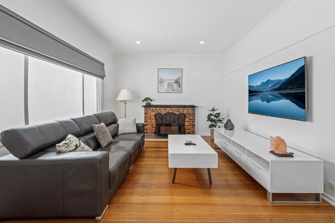Spacious 3-Bed With Outdoor Dining Near Airport - New Castle Holiday 0
