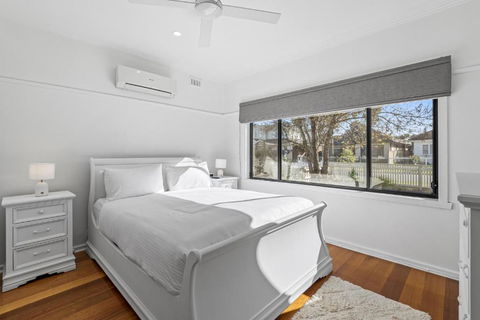 Spacious 3-Bed With Outdoor Dining Near Airport - New Castle Holiday 1