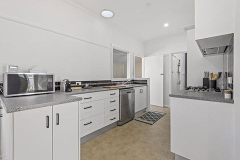 Spacious 3-Bed With Outdoor Dining Near Airport - New Castle Holiday 3