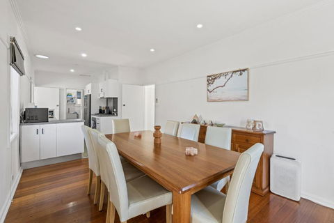 Spacious 3-Bed With Outdoor Dining Near Airport - New Castle Holiday 2