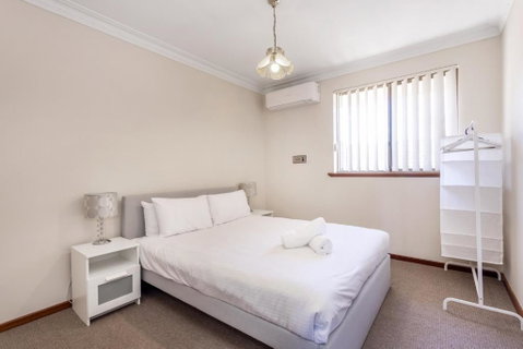 Spacious Family Retreat - EXECUTIVE ESCAPES - New Castle Holiday 2