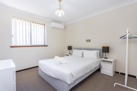 Spacious Family Retreat - EXECUTIVE ESCAPES - New Castle Holiday 3