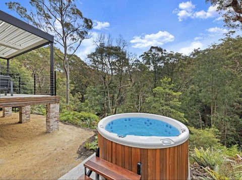 Stunning Peaceful Holiday Haven With Waterfall - New Castle Holiday 0