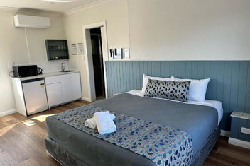 Surf Beach Motel Newcastle with New Castle Holiday