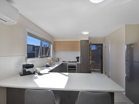 T Bar On Twynam - Modern 2BR Apartment L WiFi L Netflix L BBQ L Smart TV L Air-Con - New Castle Holiday 3