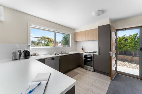 T Bar On Twynam - Modern 2BR Apartment L WiFi L Netflix L BBQ L Smart TV L Air-Con - New Castle Holiday 0