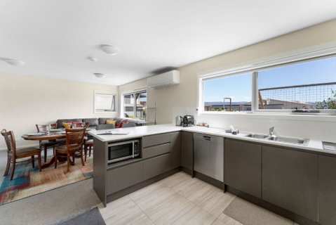T Bar On Twynam - Modern 2BR Apartment L WiFi L Netflix L BBQ L Smart TV L Air-Con - New Castle Holiday 1