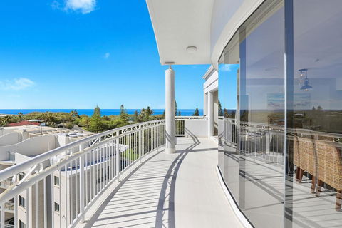 Beachside Resort Kawana Waters - New Castle Holiday 2