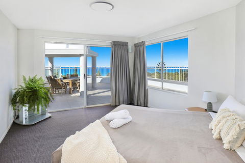 Beachside Resort Kawana Waters - New Castle Holiday 1