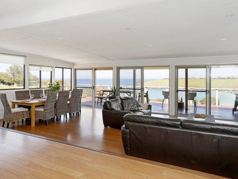 Beachview - Walking Track Straight Down To The Beach - New Castle Holiday 1