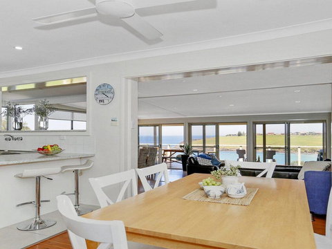 Beachview - Walking Track Straight Down To The Beach - New Castle Holiday 3