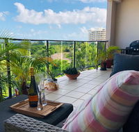 Beautiful spacious city apartment with views out to the Arafura Sea - New Castle Holiday