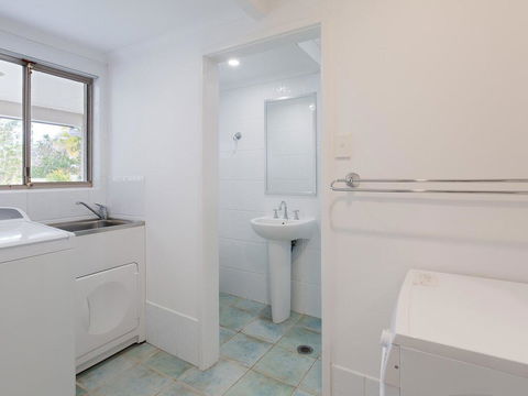 Beauty And The Beach', 88 Foreshore Drive - Large Home With WIFI & Water Views - New Castle Holiday 2