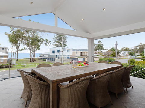 Beauty And The Beach', 88 Foreshore Drive - Large Home With WIFI & Water Views - New Castle Holiday 0