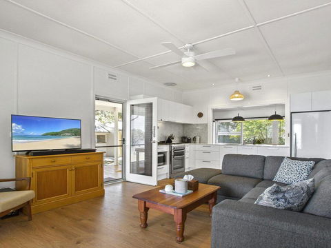Bellevue - Overlooking Serene Lake Woolumboola - New Castle Holiday 3