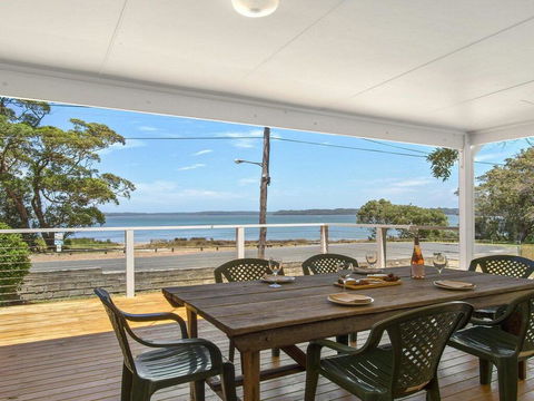 Bellevue - Overlooking Serene Lake Woolumboola - New Castle Holiday 0