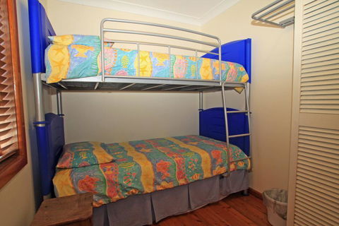 Berrara Cove Beach House - New Castle Holiday 3