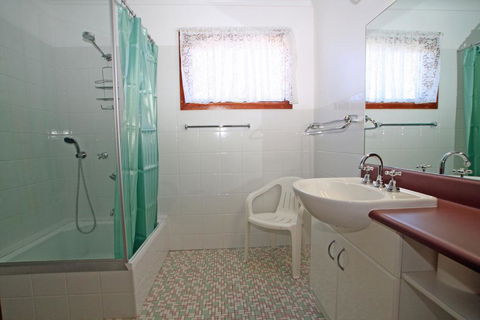 Berrara Cove Beach House - New Castle Holiday 1