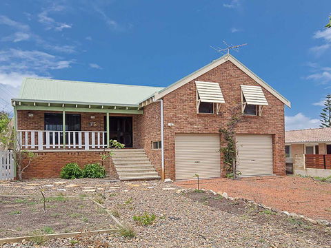 Birubi Beach House' 14 Campbell Avenue - Fantastic House And Close To The Surf Beach - New Castle Holiday 0