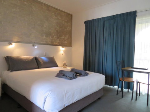 Bishops Lodge Narrandera - New Castle Holiday 2