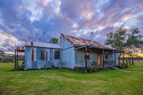 Blaxland's Cottage - New Castle Holiday 0