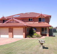 Blue Bay 83a Rocky Point Road - Foxtel  air conditioning downstairs - New Castle Holiday
