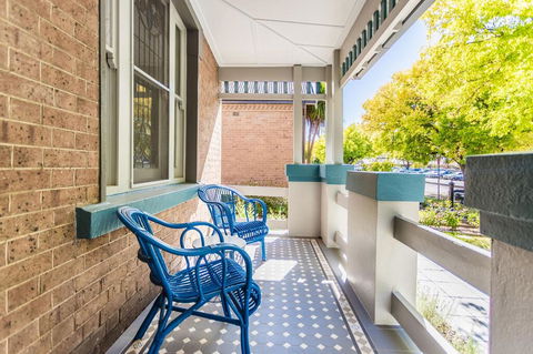 Blue Door Apartments Heritage Charm In CBD - New Castle Holiday 1