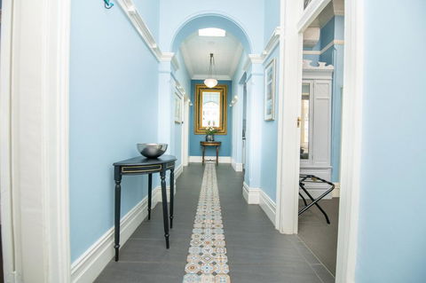 Blue Door Apartments Heritage Charm In CBD - New Castle Holiday 3